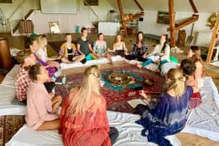 Här hittar du frigörande sångworkshops i grupp – en rogivande upplevelse för både kropp och själ. Du kan också boka privata lektioner i sång, gitarr eller piano – oavsett om du är nybörjare eller vill utvecklas vidare.
